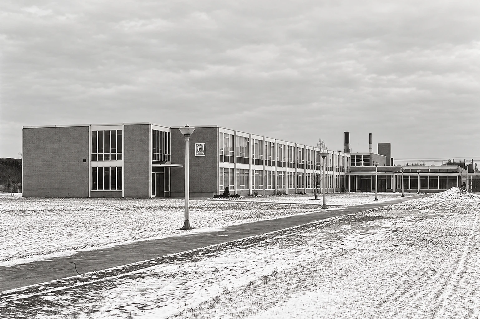 Le bâtiment de l’école en hiver
