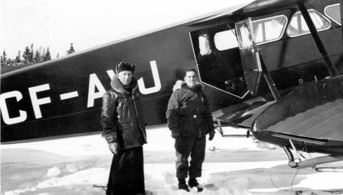 Denis Doucet y un compañero en un avión