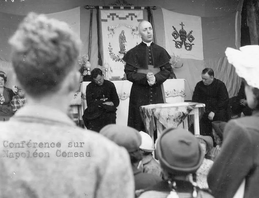 René Bélanger s.a. se dirige a la asamblea en la capilla