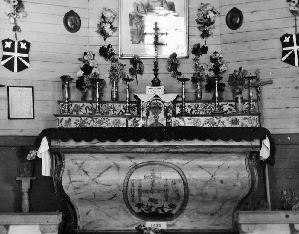 Altar florido de la capilla para la fiesta de Santa Ana