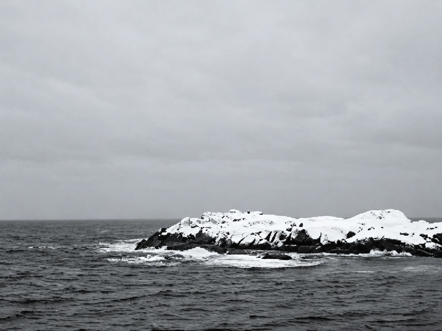 Costa innevata lungo il mare