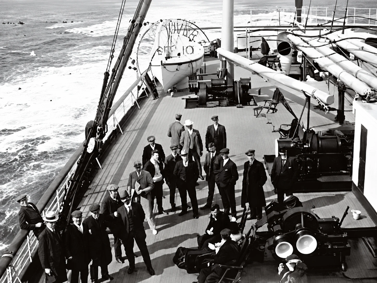 Passeggeri riuniti sul ponte di un transatlantico