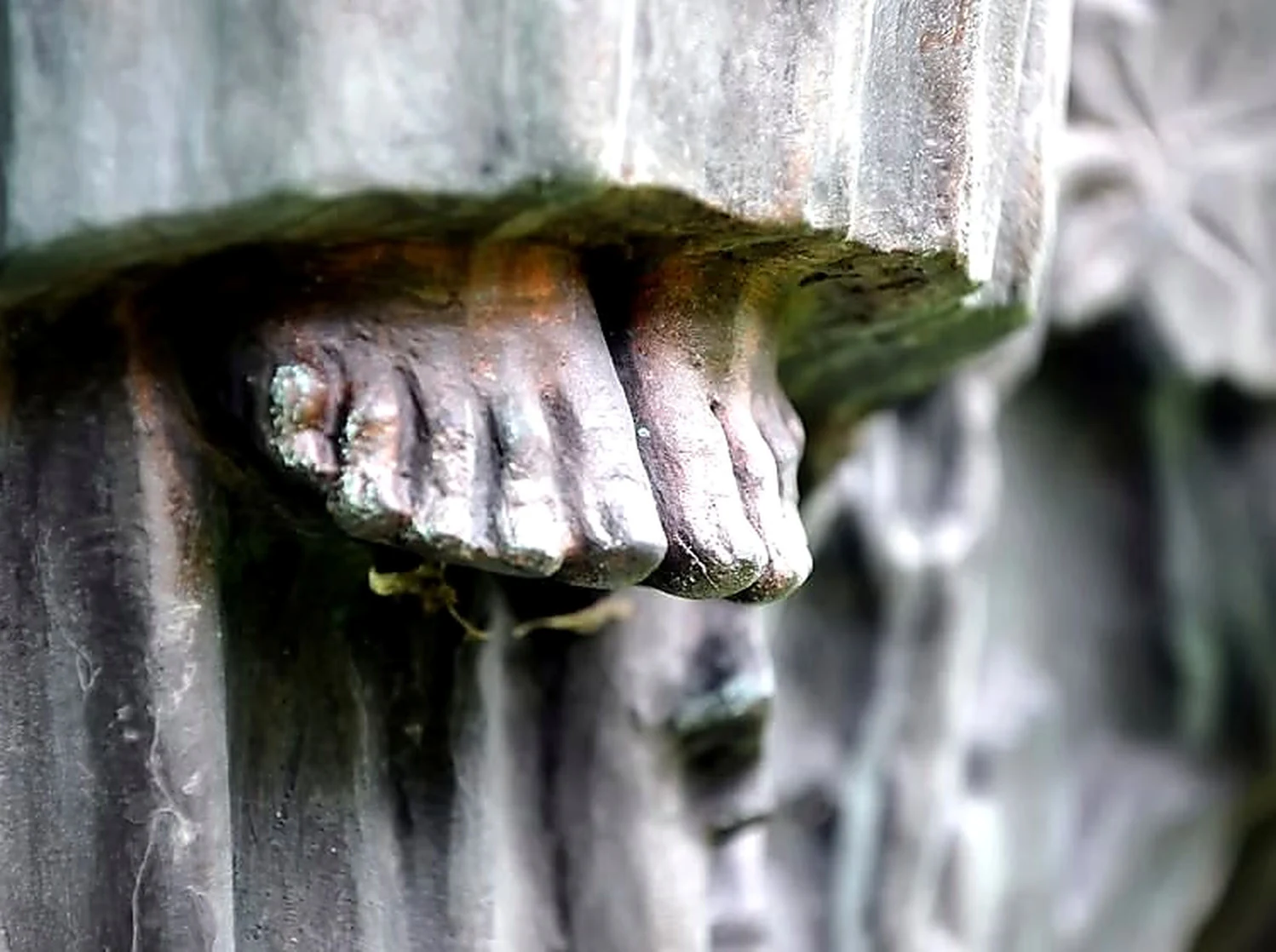 Detalle de los pies del niño Jesús bajo la prenda