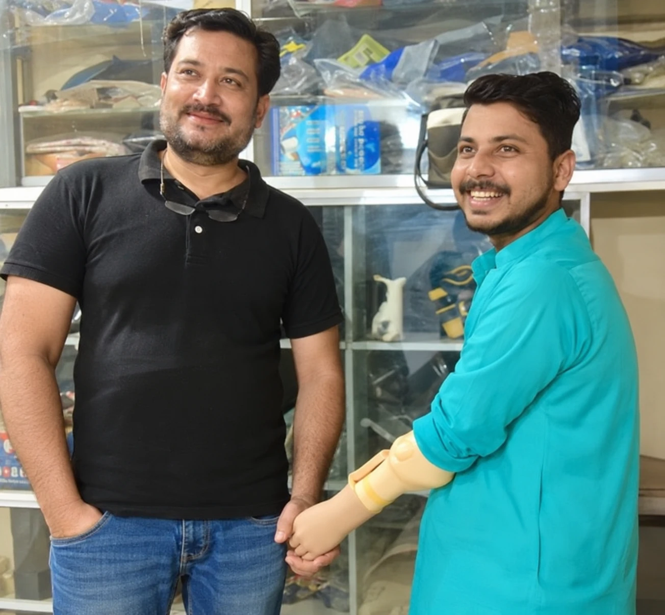 Sunil et son accompagnateur après la réception d’une prothèse, en 2023.