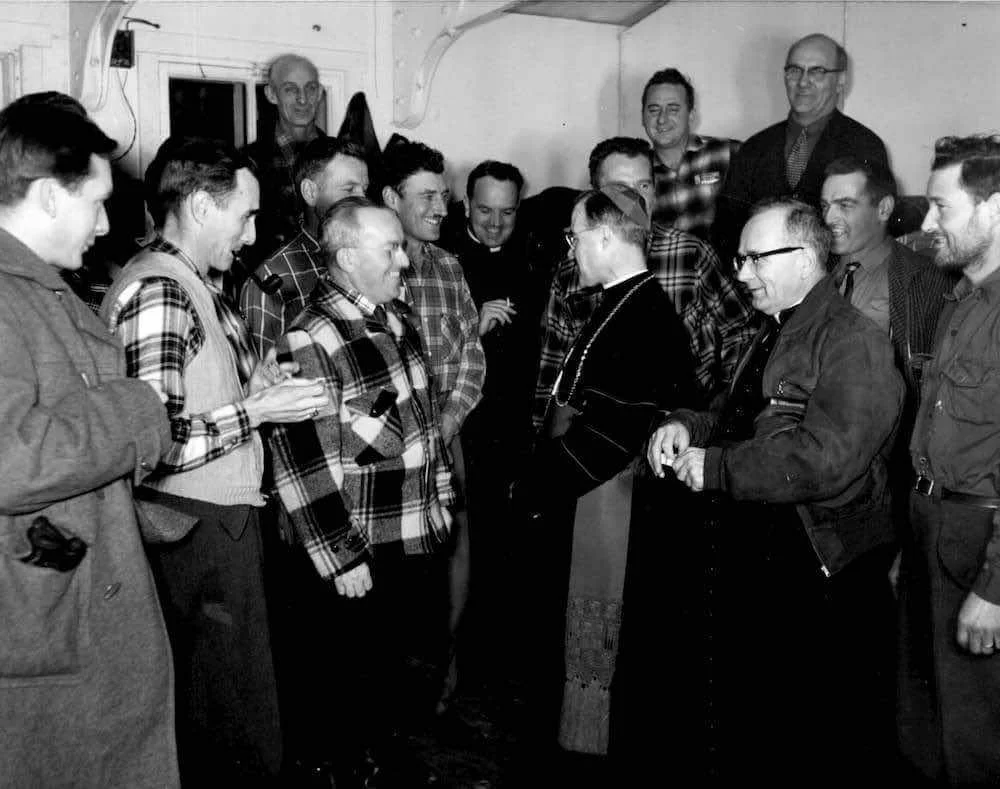 Mgr Couturier échange avec un groupe de travailleurs